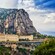 La Abadía de Montserrat, enclavada en las gigantescas quebradas de una montaña de varios picos